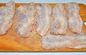  Панируем  мясо в сухарях перед самой жаркой. 