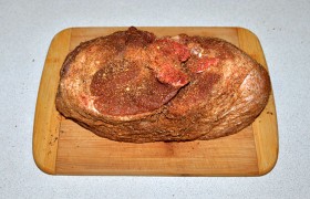 Кость в мясном куске мы не трогаем, оставляем. Промываем мясо и подсушиваем поверхность сложенными вдвое-втрое бумажными полотенцами. Натираем готовой приправой, а также солью и смесью перцев.