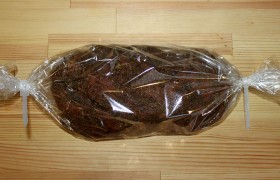 Пакуем говядину в рукав для запекания (или пакет), а вот концы рукава связываем не очень плотно – это будут выходы для пара. На уровне середины духовки говядина запекается час-полтора при 200°, а мы, если надо, переворачиваем ее.