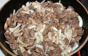 Добавляем к потрошкам нашинкованный полукольцами лук, помешиваем-жарим 3-4 минуты.