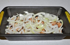 Засыпаем полукольцами лука.