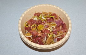Кладем мясо, перемешиваем. Оставляем на столе минимум на час-полтора. Перед началом приготовления мясо кладем в дуршлаг, подставив миску для соуса.