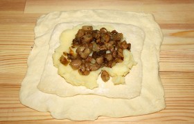 На пюре – грибы с луком.
