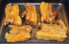 Вынув ребра для обсушки, наливаем в мисочку процеженный маринад (до половины стакана), кладем жидкий мед, уксус, соль, горчицу, вымешиваем. Намазываем смесью ребрышки, кладем в форму, промазанную маслом. Запекаем каждую сторону 5-6 минут, до яркого румянца, при 240-250°.