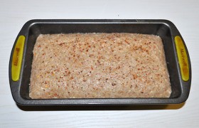 Пропустив мясо через мясорубку, смешиваем фарш с хлопьями, яйцами,  горчицей , хмели-сунели, солью и перцами, а также с луком, который мы нашинковали средним кубиком и обжарили минут 5 на паре ст. ложек масла. Еще мы фарш  отбиваем  раз 18-20 – и плотно выкладываем в форму, сначала смазав ее маслом. Лопаткой разравниваем. 