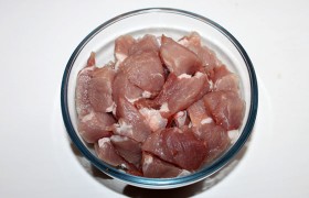 Промытый кусок мяса, сняв с него воду бумажными полотенцами, нарезаем кусочками по 20-30 г.