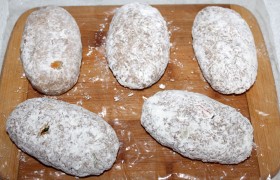  Панируем  котлеты в муке.