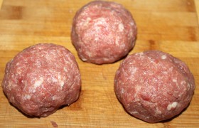 Вымытое и нарезанное кусочками мясо пропускаем через мясорубку - если в холодильнике нет  готового фарша . Солим фарш, перчим, вымешиваем и раз 20-30  отбиваем , шлепая его с руки на дно миски. Делим на 3 части.