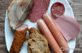Знакомая картинка, правда? Остатки мясопродуктов из собственного холодильника. Вот из них мы и готовим быструю мясную солянку.