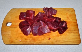 Нарезаем промытую и обсушенную говядину на куски, которые перемалываем в мясорубке, поставив решетку с малыми отверстиями.