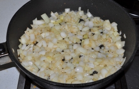 Лук, нарезанный крупным кубиком, подрумяниваем, постоянно помешивая.