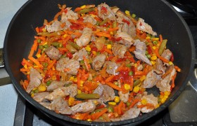 Добавляем их к мясу. Если соус не нужен - просто прогреваем с овощами 2-3 минуты.