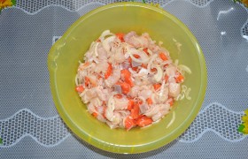 Аккуратно смешиваем рыбу с луком и приправами-специями.