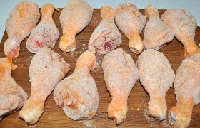 Соединяем все компоненты  панировки , перешиваем, пробуем на вкус. Обваливаем в ней голени. Панировка ровно и тонко ложится на кожу ножки, но каждую слегка потряхиваем, чтобы излишки слетели.