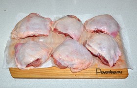 Сначала отделяем части куриного хребта, которые производители теперь часто не отделяют от бедрышек, и лишки кожи, заправленные под бедра. Промываем: в  этих частях курицы попадаются осколки костей. Тщательно обсушиваем поверхность.