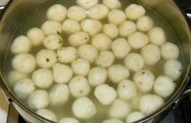 Клецки аккуратно, не спеша закладываем в кипящую воду, осторожно помешивая деревянной ложкой. После всплытия они готовы через пару минут. С клецок сливаем воду и немного поливаем растопленным сливочным маслом.