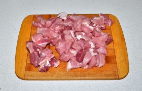Перед маринованием мясо промываем, снимаем воду бумажным полотенцем. Нарезаем недлинными брусочками средней толщины – примерно 15 мм.