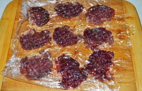 Вооружаемся деревянным молотком и  отбиваем  сердечки, с обеих сторон, что не требует особых усилий. Для удобства и скорости помещаем в пищевой пакетик сразу по несколько сердечек. Посыпаем приправой к курице (заменить можем Прованскими травами), солью с перцем и перемешиваем в миске. 