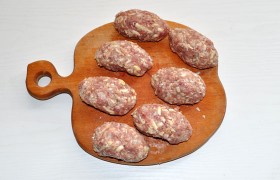 Формуем 6-8 котлет.