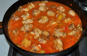 Дав покипеть минуту – возвращаем куриное мясо в сковороду (можно всё вместе переложить в латку). Пробуем на соль, добавляем ее, если надо, накрываем сковороду - и гуляш будет тушиться на маленьком огне, при почти незаметном кипении, до мягкости курицы – от 20 до 40 минут. Несколько раз перемешиваем.
