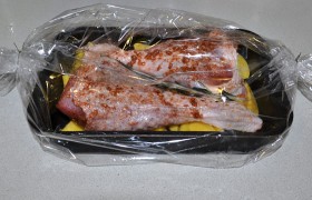 Форма наша легко входит в рукав, потому мы и кладем таким образом продукты. Результат будет тот же, если выложить их в рукав, а потом поместить в форму. Связываем мы концы рукава неплотно – обеспечиваем выход пару.
Запекаем час при 200° в духовке. Вскрываем рукав, проверяем готовность и, если надо,  допекаем до корочки еще 15-20 минут.