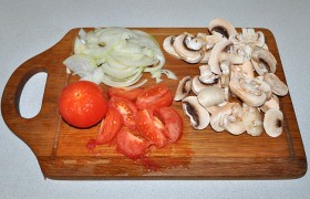 Нарезаем полукольцами лук, ломтиками – шампиньоны. Помидоры, которые мы уже залили кипятком, затем холодной водой, очищаем, нарезаем дольками, удаляем семена и сок.
