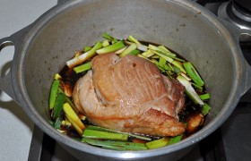 Посуду выбираем неширокую. Кладем мясо, вливаем маринад с луком, чесноком, имбирем. Ставим огонь для тушения, крышку закрываем неплотно, оставив маленькую щель. Тушится мясо, пока станет очень мягким, в среднем это 1,5 часа.