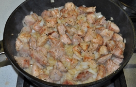 Соединяем мясо в сковороде. Добавляем нашинкованный полукольцами лук, продолжаем жарку, все так же помешивая, 4-5 минут.