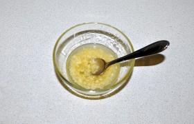 Для картофеля соединяем измельченный чеснок с парой ложек масла, солью и перцем.