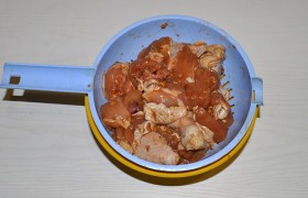Перекладываем куриные кусочки в дуршлаг, подставив под него миску, держим в нем, периодически потряхивая и переворачивания, до последней капли маринада.