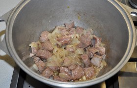 Добавляем кубики баранины, все так же помешивая, обжариваем 3-4 минуты, до легких корочек.