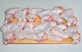 Отсекаем у крылышек острые кончики, которые станут дополнением к мясу для куриного бульона. Промываем под струей воды, складываем бумажные полотенца и хорошо промокаем-протираем крылышки. Путь еще подсохнут на доске.