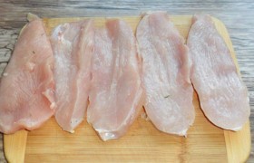 Охлажденное мясо индейки на полчасика кладем в морозилку – чуть подмерзшее мясо легче нарезать ровными слоями. У нас получилось 5 отбивных толщиной 14-15 мм.