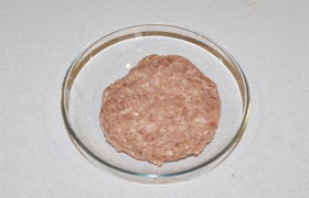 Пропускаем мясо через мясорубку, добавляем мелко порубленный лук, соль и перец, 2 ложки (с горкой) сухарей. Вымешиваем фарш руками 2-3 минуты, отбиваем 20-25 раз.
