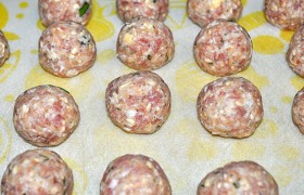 Лепим из фарша шарики величиной со средний грецкий орех или чуть больше, весом в 30 г.