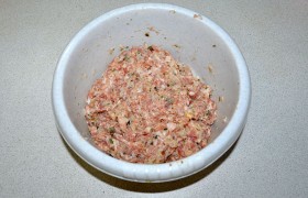 Фарш может быть из другого мяса, но пропускаем мы его через мясорубку вместе с беконом. Добавляем мелко-мелко порубленный лук, каперсы, тоже порубленные ножом, натираем крошки из батона, вбиваем яйцо, всыпаем майоран, паприку, перец и соль – и все это энергично вымешиваем и  отбиваем . 