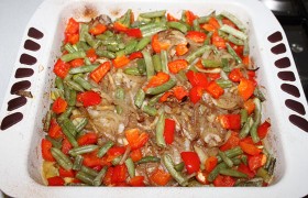 Ориентир один: как только и мясо, и овощи легко протыкаются двузубой вилкой, т.е. стали мягкими – вынимаем форму и даем блюду отдохнуть 10 минут. После чего можно раскладывать по тарелкам.