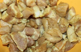 Выливаем мясо с маринадом в дуршлаг (маринад нам еще понадобится), даем обсохнуть.