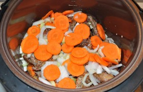 Сверху засыпаем полукольца лука и кругляшки моркови. 