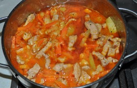 К этому моменту (если мы правильно обжарили мясо, не передержали его на огне) после примерно 10-минутного тушения свинина уже - или почти - мягкая, плюс еще минут 10-15 она тушится вместе с кабачками.
Для гарнира можем приготовить любые овощи или крупы.