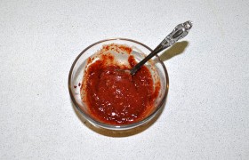 Смешиваем маринад – аджика, кетчуп, соль. Пробуем. Мясо обмазываем маринадом и закладываем в рукав.