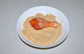 И обваливаем в смеси сухарей и арахиса.