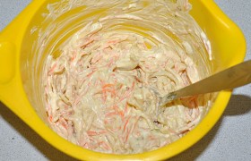 Овощи смешиваем со сметаной и майонезом, перцем и солью. Очень густой соус чуточку разводим водой.