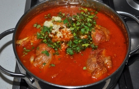 После закипания тушим под крышкой до мягкости мяса, на это, в зависимости от величины ножек, потребуется от часа до полутора. Кладем рубленую зелень и хорошо измельченный чеснок, перемешиваем, накрываем и выключаем.