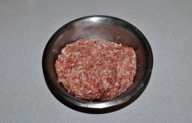 Перекрутив мясо, приправляем его порубленным чесноком, солью и перцем, содой и крахмалом, добавляем молоко, вымешиваем. 18-20 раз  отбиваем фарш , затягиваем верх миски пленкой и отправляем в холод минимум на 2-3 часа. У нас фарш охлаждался и пропитывался приправами больше 12 часов.