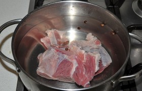 Мясо кладем в кастрюлю с 2-3 л холодной воды, на слабом огне варим под крышкой до готовности, от 1 часа до 2 -2,5. Если хотим на будущее экономить время на варке  бульона  - читаем как это сделать.