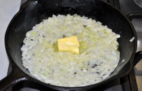 Бедрышки промываем, обсушиваем. Приправляем перцем и солью. Разогреваем растительное масло на среднем огне, засыпаем нарезанный лук, добавляем сливочное масло, помешивая, 5-7 минут пассеруем.