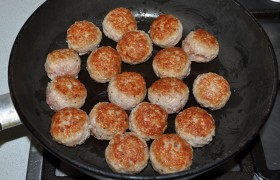  Раскаляем  4-5 минут масло на огне между большим и средним. Выкладываем фрикадельки и с двух сторон быстро обжариваем до корочек.