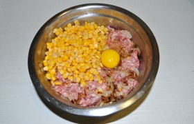 Соединяем лук с фаршем, солим и перчим по вкусу, добавляем одно яйцо, перемешиваем и хорошо  отбиваем  - все тем же способом, поднимая на руке и бросая раз 20-30 в миску. Фарш станет пышнее. Теперь засыпаем в миску с фаршем кукурузу, которая дожидается, уже без жидкости, в дуршлаге. Еще раз перемешиваем фарш. 