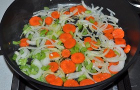 Загружаем овощи в сковороду с маслом, разогретым средним огнем.  Пассеруем , периодически перемешивая, 7-9 минут.
